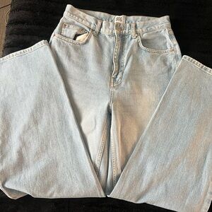 BDG (URBAN OUTFITTERS) straight legged ripped jeans